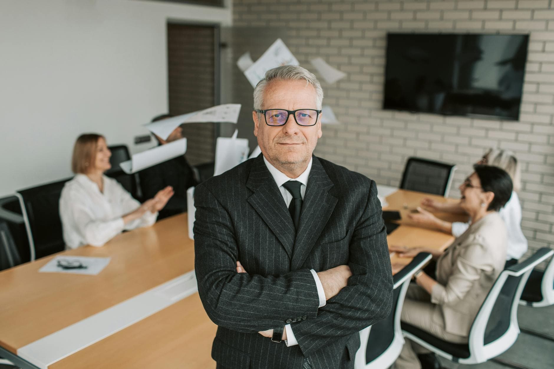 Understanding the Differences: Leader vs. Manager
